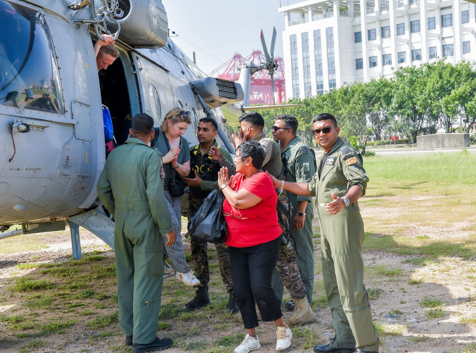 රම්බොඩ ප්‍රදේශයේ සිර වී සටි විදේශ සංචාරකයන් පිරිසක් මුදවාගෙන කොළඹට රැගෙන එයි