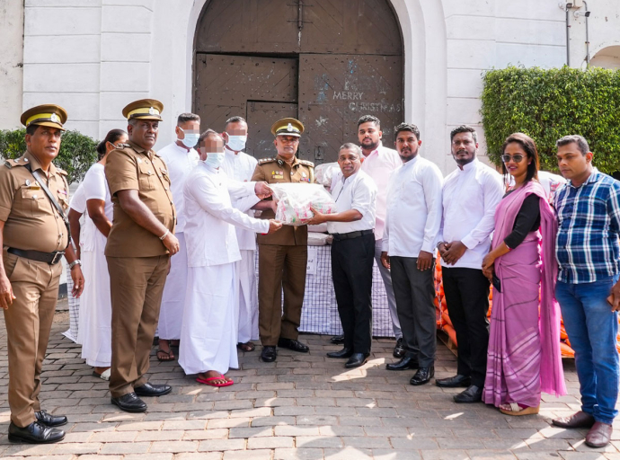 ආපදාවට පත් කොළඹ ජනතාවට වැලිකඩ බන්ධනාගාරයේ රැඳවියන්ගේ  දිවා ආහාරවේල පරිත්‍යාග කරයි