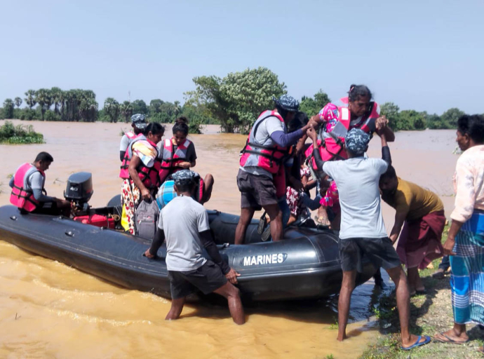 ත්‍රිකුණාමලය මාවිල් ආරු වැව් බැම්මේ කොටසක්  කැඩී යාමෙන්  ආපදාවට ලක්වූ පුද්ගලයන් 309 ක් නාවික හමුදාව මුදාගනියි