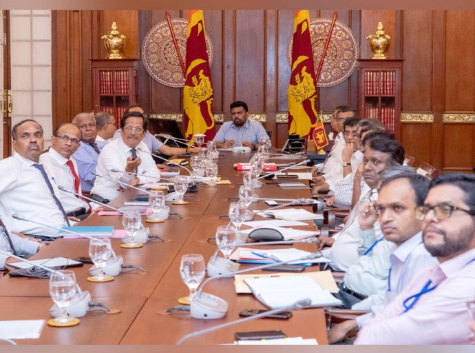 ආපදාවෙන් හානියට පත් මාර්ග පද්ධතිය පිළිසකර කිරීමට ප්‍රමුඛත්වය දී  කටයුතු කරන්න