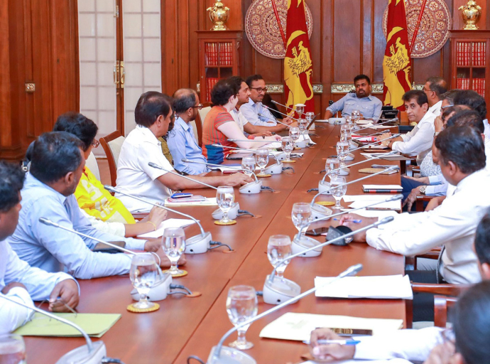 ජනපති සහ කර්මාන්ත අමාත්‍යාංශයේ නිලධාරීන් අතර හමුවක් 