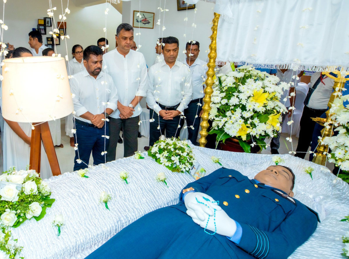 ගෲප් කැප්ටන් නිර්මාල් සියඹලාපිටිය මහතාගේ දේහයට ජනපති  අවසන් ගෞරව දක්වයි