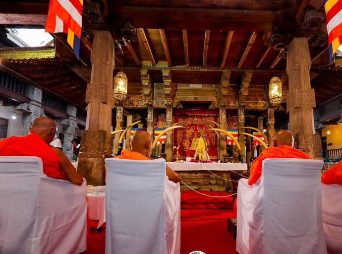 ආපදා තත්ත්වයෙන් හානි සිදුවූ සියලු දෙනාට ඉක්මන් සුව පතා දළදා මාළිගාවේ ආශිර්වාද සෙත් පිරිත් සජ්ඣායනයක්
