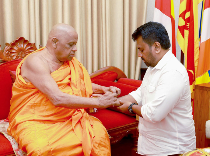 ජනපති අස්ගිරි මහා නා හිමි බැහැදකී