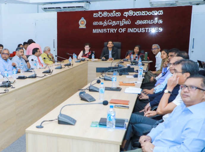"දිට්වා" හේතුවෙන් අඩපණ වූ කර්මාන්ත නඟා සිටුවීමට කර්මාන්ත  දැවැන්තයින් රජය හා අත්වැල් බැඳ ගනී