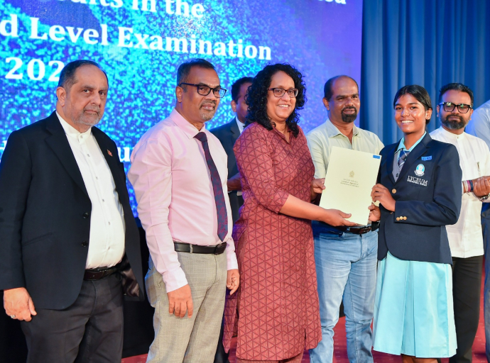 ජනාධිපති අරමුදලෙන් බස්නාහිර පළාතේ උසස් පෙළ විශිෂ්ටයෝ ඇගයෙති
