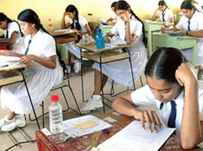 තෙවන පාසල් වාරය සඳහා වාර පරීක්ෂණ නොපවත්වන ලෙස දැනුම් දීමක්