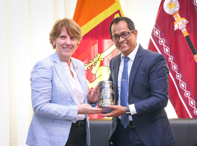 ප්‍රංශ සෙනට් සභාවේ සාමාජික සමන්තා කැසබෝන් මහත්මිය කථානායක වෛද්‍ය ජගත් වික්‍රමරත්න මහතා හමුවෙයි