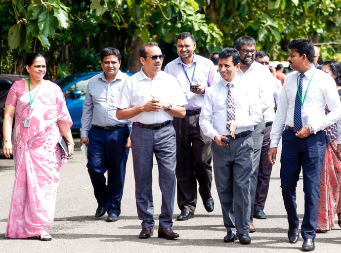 ප්‍රවාහන අමාත්‍යවරයා වේරහැර මෝටර් රථ ප්‍රවාහන දෙපාර්තමේන්තු කාර්යාලයේ නිරීක්ෂණ චාරිකාවක