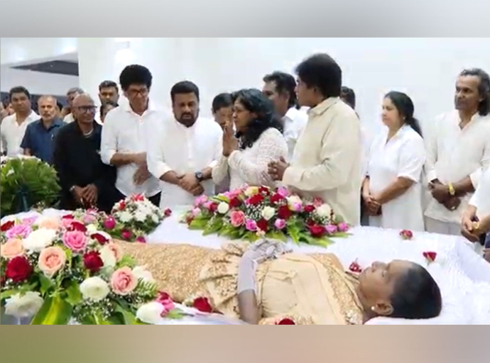 අභාවප්‍රාප්ත ප්‍රවීණ ගායන ශිල්පිනී කලාසූරි ලතා වල්පොල මහත්මියගේ දේහයට ජනපති අවසන් ගෞරවය දක්වයි
