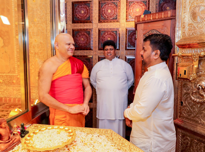 ජනපති නව වසරේ ඓතිහාසික දළදා සමිඳුන් වැඳ පුදාගනී