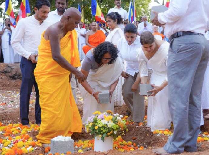 ඓතිහාසික කෝට්ටේ රජමහා විහාරයේ ඉදිවන "සත්මහල් සදහම් මන්දිරයට" අග්‍රාමාත්‍යතුමියගේ සහභාගීත්වයෙන් මංගල ශිලා ප්‍රතිෂ්ඨාපනය කෙරේ