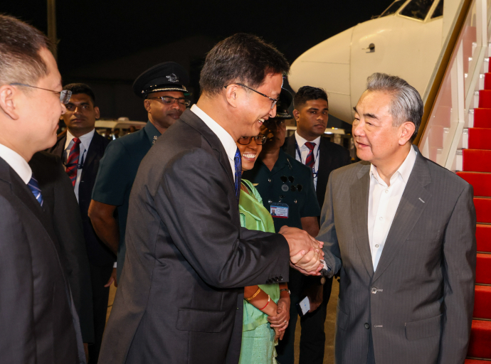චීන  විදේශ කටයුතු අමාත්‍ය වන්ග් යී මහතා අද  අලුයම දිවයිනට