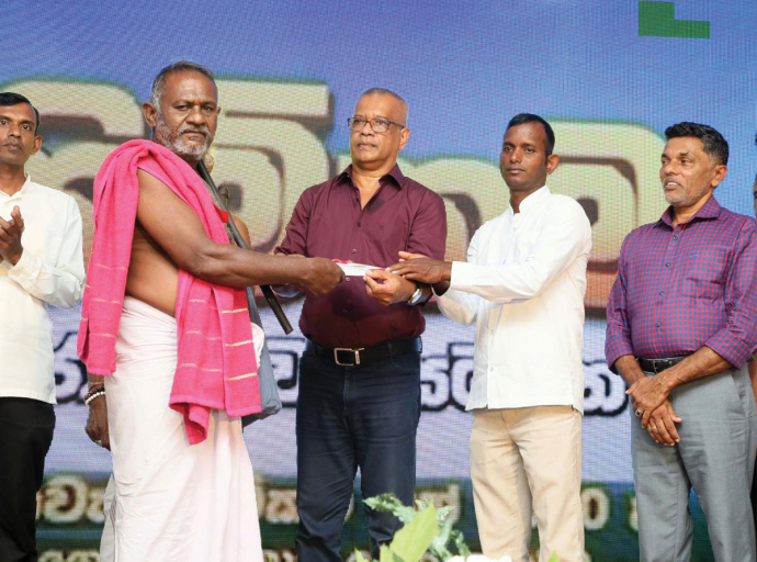 මහවැලි සී කලාපයේ ගොවිජනතාවට හිමිකම්පත් ප්‍රදානය කෙරේ 