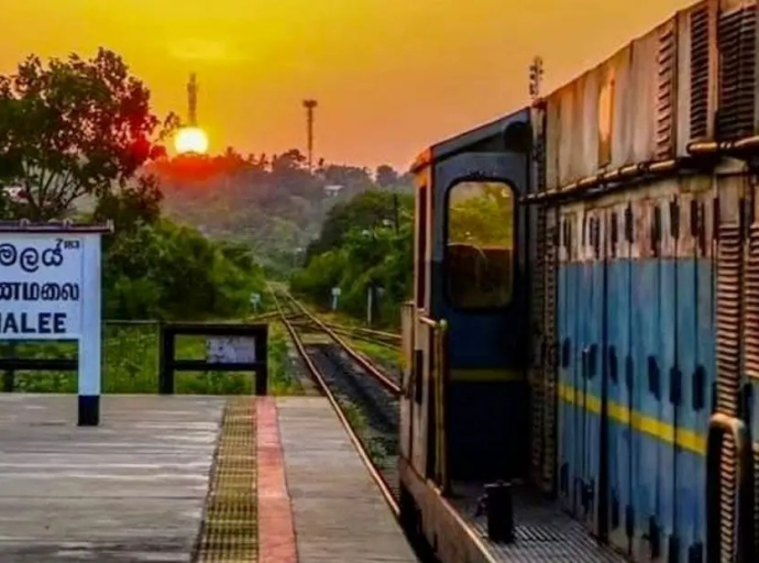 ‘දිට්වා’ සුළි කුණාටුව හේතුවෙන් නවතා තිබූ රාත්‍රී තැපැල් දුම්රිය ඇතුළු දුම්රිය කිහිපයක් යළි ධාවනයට එක්කෙරේ