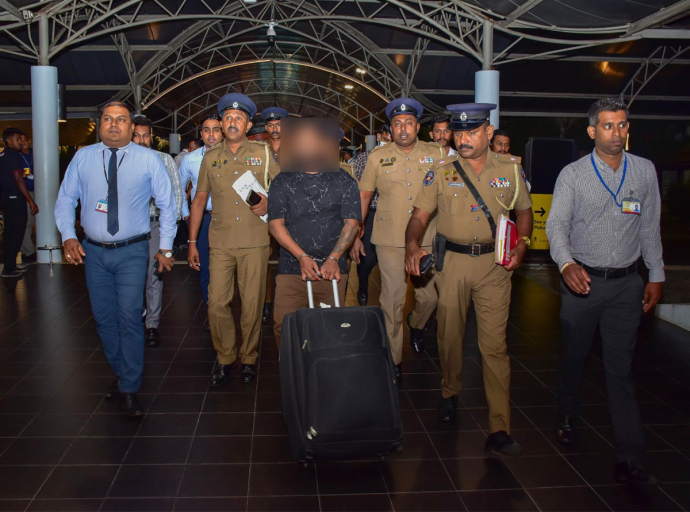 රතු නිවේදන නිකුත් කර තිබූ සැකකරුවෙකු දිවයිනට රැගෙන එයි