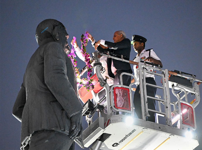 නිදහස් දින සැමරුමට සමගාමීව ඩී.එස්. සේනානායක මැතිතුමාගේ පිළිරුවට මල්දම් හා පුෂ්පෝහාර