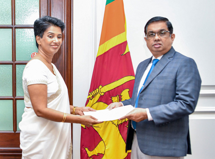 නව විගණකාධිපති  එල්. එස්. අයි. ජයරත්න මහත්මිය වෙත පත්වීම් ලිපිය ප්‍රදානය  කෙරේ