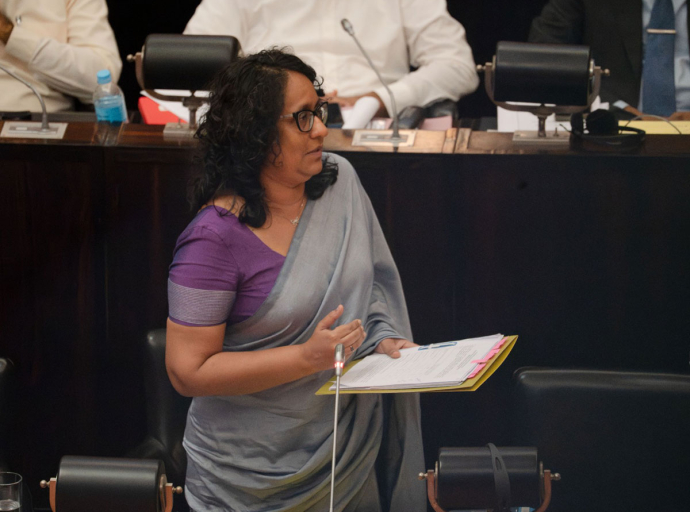 ස්මාට් පුවරු  සඳහා පාසල් මට්ටමින් - දෙමාපියන්ගෙන් මුදල් එකතු කිරීම වහා නවත්වන්න  - අගමැතිනිය