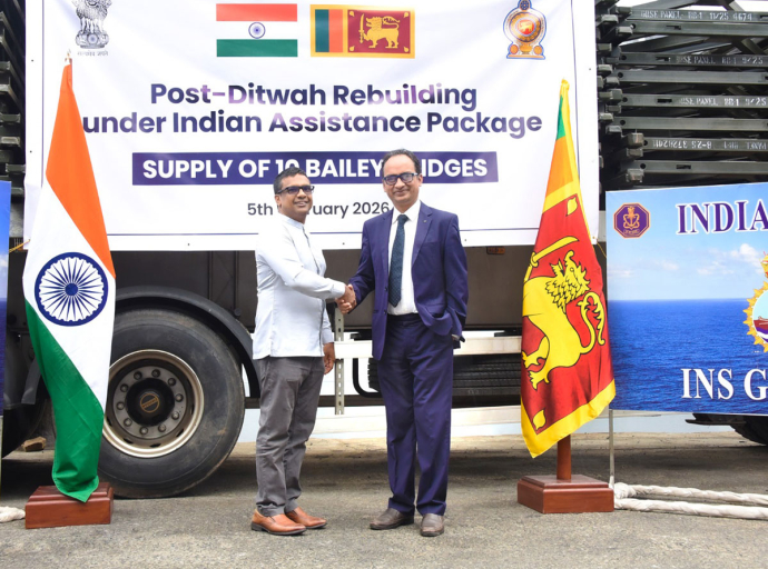 බේලි පාලම් 10ක කොටස් රැගෙන ඉන්දීය නෞකාවක් කොළඹ වරායට
