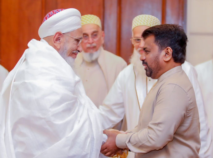 බෝරා ප්‍රජාවේ නායක සහ ජනපති අතර හමුවක්
