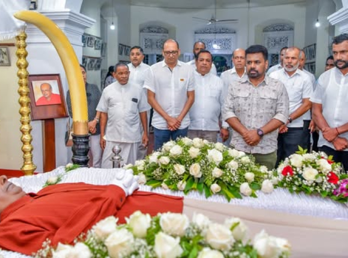 ජනාධිපති අනුර කුමාර දිසානායක මහතා මහාචාර්ය තිස්ස විතාරණ මහතාගේ දේහයට අවසන් ගෞරව දක්වයි