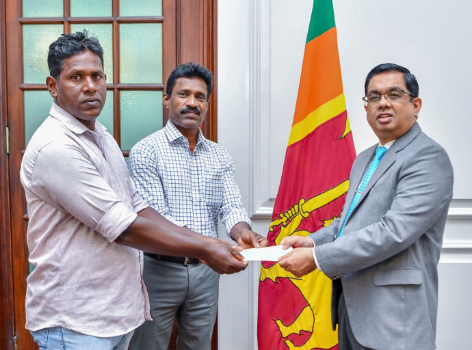 ‘Rebuilding Sri Lanka’ අරමුදලට ත්‍රිකුණාමලය දිස්ත්‍රික් ගොවිජන සංවර්ධන කාර්යාලයේ ලියාපදිංචි ගොවි සංවිධාන වෙතින් මූල්‍යමය පරිත්‍යාගයක්