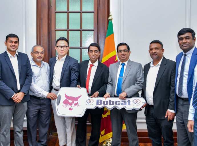 Rebuilding Sri Lanka වැඩසටහනට Doosan Bobcat India Pvt Ltd වෙතින් රුපියල් මිලියන 22ක් වටිනා බැකෝ ලෝඩර් යන්ත්‍රයක් 