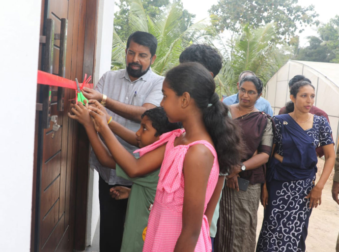 තමන්ගෙම තැනක් - ලස්සන ජීවිතයක් වැඩසටහන යටතේ අඩු ආදායම්ලාභීන්ට නිවාස පිරිනැමේ
