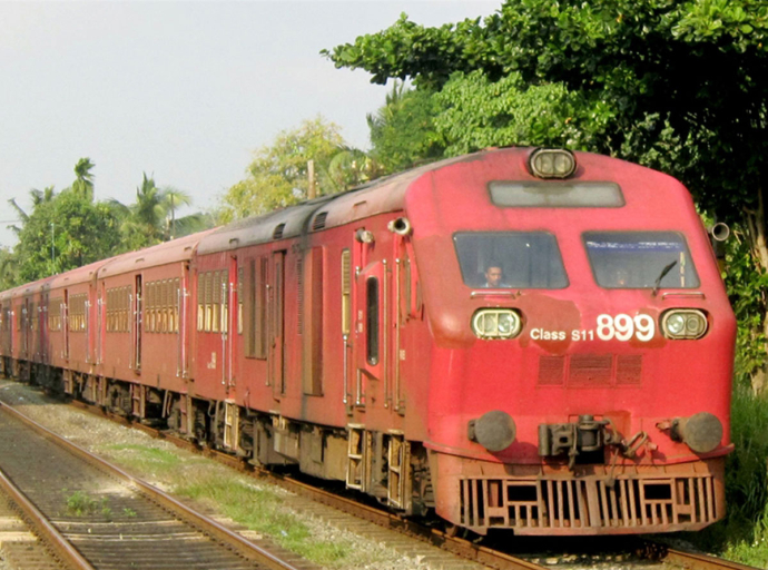 මීනගයා දුම්රිය යළි මඩකලපුව දක්වා ගමන් අරඹයි