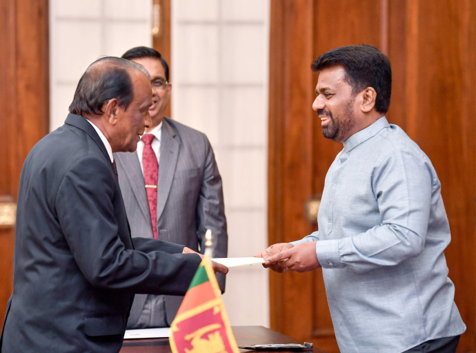 දකුණු පළාත් නව ආණ්ඩුකාරවරයා ජනපති ඉදිරියේ දිවුරුම් දෙයි