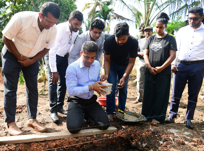 2026 ජාතික නිවාස වැඩසටහනේ සමාරම්භය සනිටුහන් කරමින් අඩුආදායම්ලාභී ප්‍රතිලාභි නිවසක් ඉදිකිරීමට මුල්ගල තැබේ  