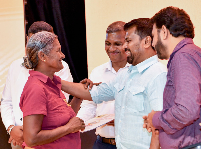 ‘හිමිකම’ නිදහස් ප්‍රදානපත්‍ර ලබා දීමේ ජාතික වැඩසටහන ජනපති ප්‍රධානත්වයෙන් අනුරාධපුරයෙන් ඇරඹේ 