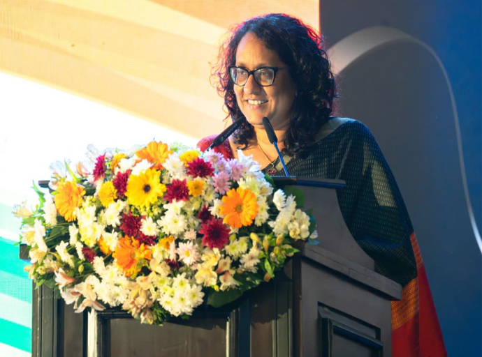 තිරසර සංවර්ධනයක් කරා ගමන් කරමින් සිටින ශ්‍රි ලංකාවට පැමිණෙන ආයෝජක හා සංචාරක ප්‍රජාව අපි සාදරයෙන් පිළිගන්නවා