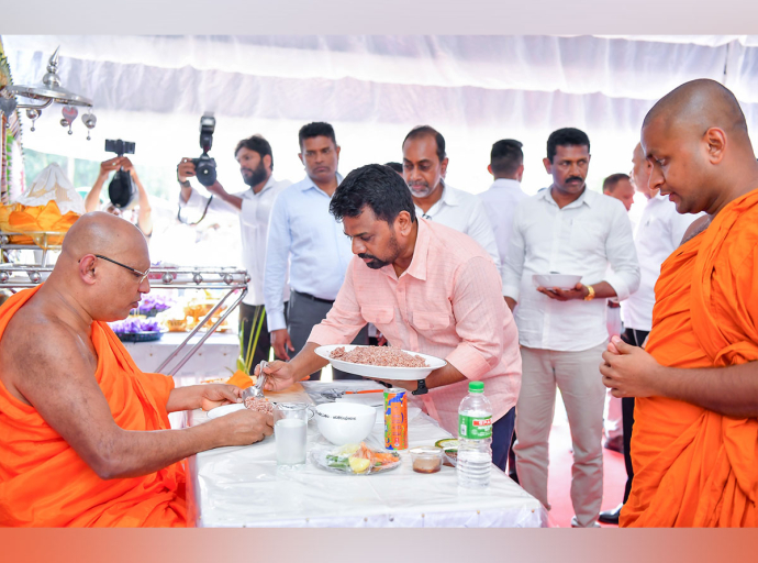 ‘දිට්වා’ ආපදාවෙන් මිය ගිය අය සිහි කරමින් නෙළුම්මල ගම්මානයේ පැවති තෙමස් පූර්ණ දානමය පුණ්‍යකර්මයට ජනපති එක් වෙයි 