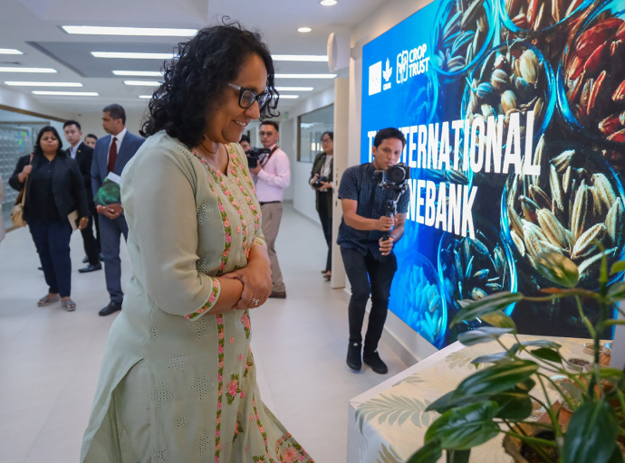 අග්‍රාමාත්‍ය ආචාර්ය හරිනි අමරසූරිය පිලිපීනයේ ජාත්‍යන්තර වී පර්යේෂණ ආයතනය (IRRI) නිරීක්ෂණය කරයි 