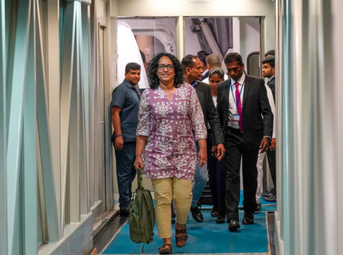 අගමැතිනිය යළි දිවයිනට