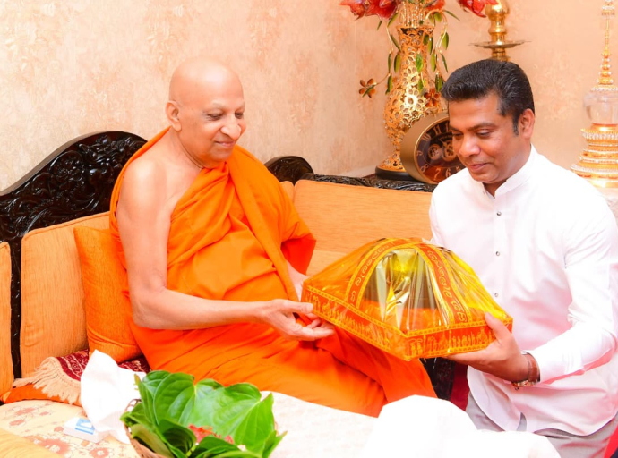 හිසතෙල් ගෑමේ රාජ්‍ය මහෝත්සවයට මල්වතු සහ අස්ගිරි මහානායක හිමිවරුන්ට ආරාධනා