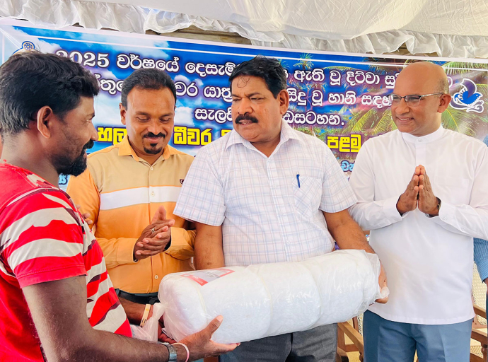දිට්වා සුළි කුණාටුවෙන් පීඩාවට පත් හලාවත ධීවරයින්ට නව යාත්‍රා සහ ආම්පන්න පිරිනැමේ
