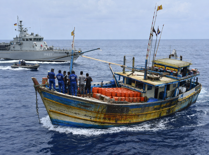 ගැඹුරු මුහුදේ විශේෂ නාවික මෙහෙයුමකින් මත්ද්‍රව්‍ය  බවට සැකකරන උර තොගයක් සමඟ බහුදින ධීවර යාත්‍රාවක් අත්අඩංගුවට
