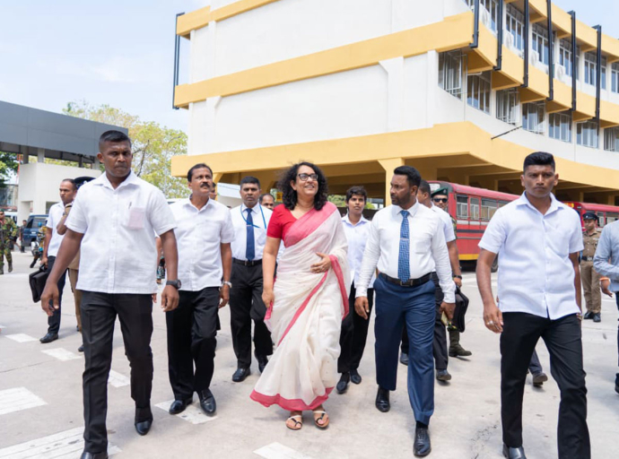 නවීකරණය කළ කොළඹ මධ්‍යම බස් නැවතුම්පොළ අග්‍රාමාත්‍යතුමියගේ නිරීක්ෂණයට