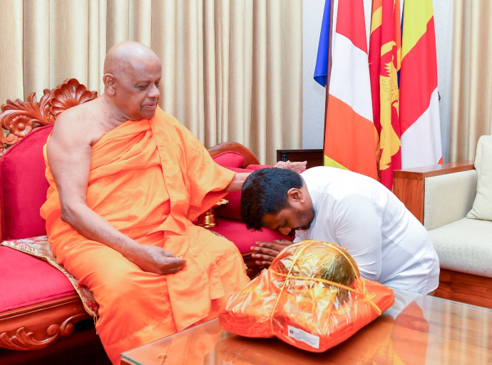 ජනපති අස්ගිරි මහා නාහිමි බැහැදැක උදා වූ සිංහල සහ දෙමළ අලුත් අවුරුද්දට ආශිර්වාද ලබා ගනී