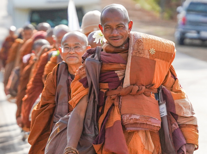 සාමය සඳහා පා ගමනේ නිරත භික්ෂූන් වහන්සේ  ශ්‍රී ලංකාව බලා පිටත් වෙයි