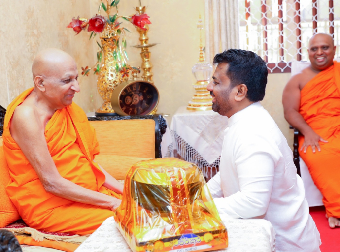 ජනපති මල්වතු මහා නාහිමිබැහැදැක උදා වූ සිංහල සහ දෙමළ අලුත් අවුරුද්දට ආශිර්වාද ලබා ගනී