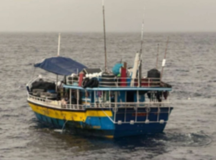 මත් ද්‍රව්‍ය ප්‍රවාහනය කළ බවට සැක කෙරෙන බහුදින ධීවර යාත්‍රාවක් අත්අඩංගුවට 