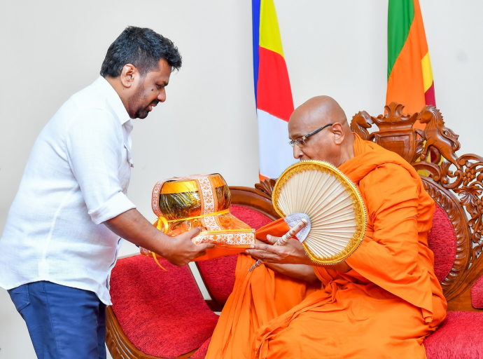 ජනපති අමරපුර මහා නිකායේ මහා නායක හිමිපාණන්  වහන්සේ බැහැදැක ආශිර්වාද ලබා ගනී
