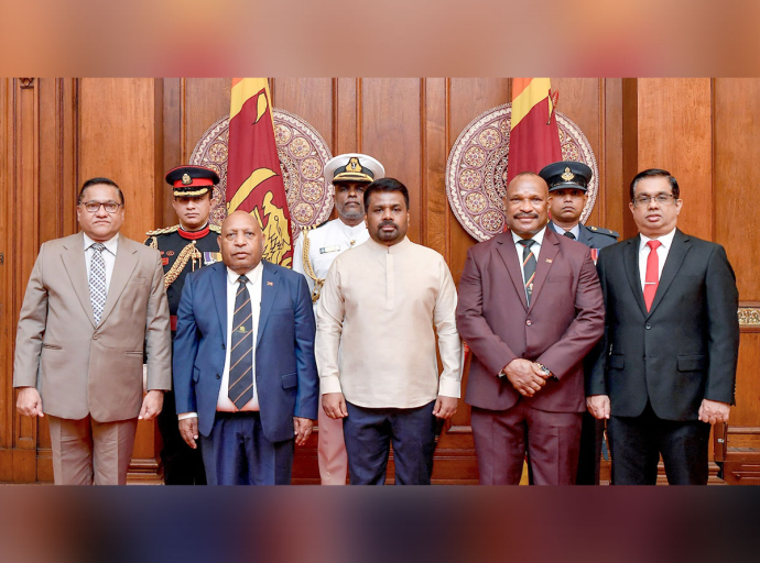 නව තානාපතිවරු සිව් දෙනෙක් සහ මහකොමසාරිස්වරු දෙදෙනෙක් ජනපතිට අක්තපත්‍ර භාර දෙති