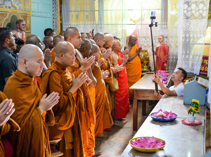 ලෝක සාමය පතා ඇමරිකාවේ සිට පැමිණි  පාගමන අත්තනගල්ල රජමහා විහාරයට