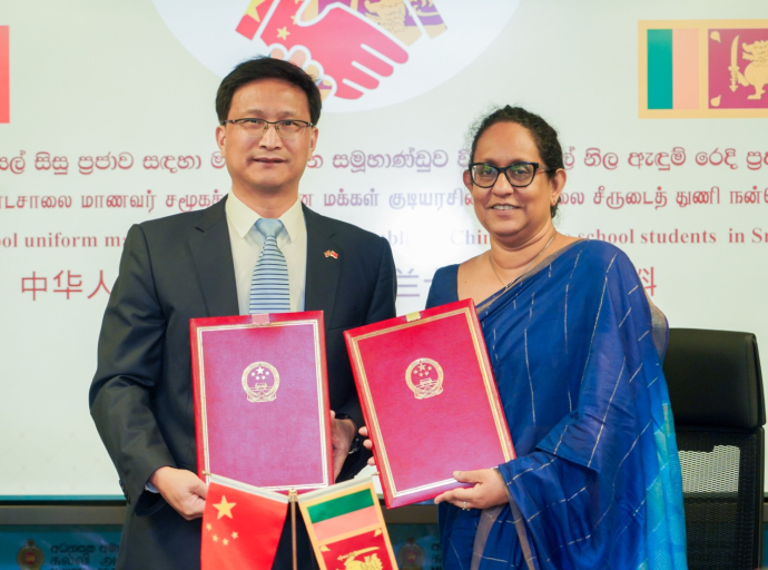 2026  වසර සඳහා ලබාදෙන පාසල් නිල ඇඳුම් ප්‍රදානය සම්පූර්ණ කළ බවට සහතිකපත් හුවමාරු කෙරේ