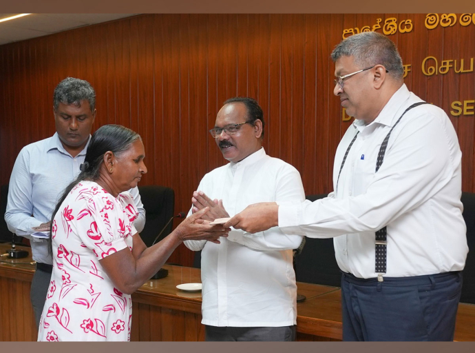 අඩු ආදායම්ලාභී පවුල් 13කට නිවාස ඉදිකිරීමට ආධාර චෙක්පත් ප්‍රදානය කෙරේ
